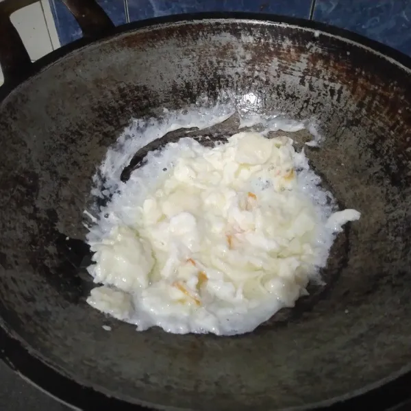Panaskan minyak terlebih dulu. Kemudian masukan putih telur. Aduk-aduk dengan garpu.