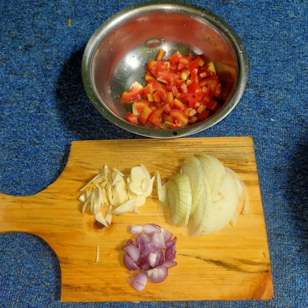 Rajang bawang bombay, bawang merah dan bawang putih. Potong dadu tomat.