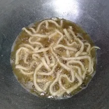 Goreng hingga kuning keemasan dengan minyak panas dan api sedang.