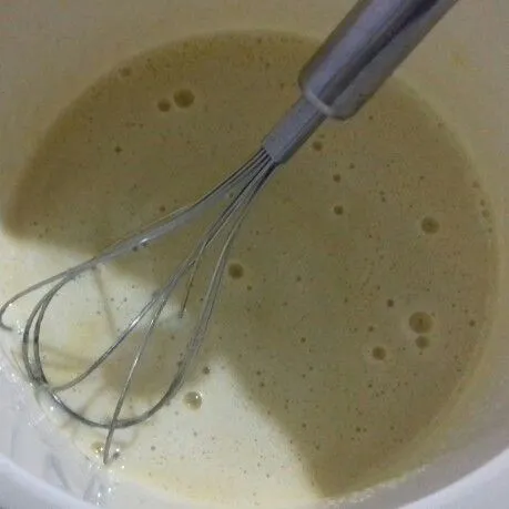 Kocok hingga gula benar-benar larut.
