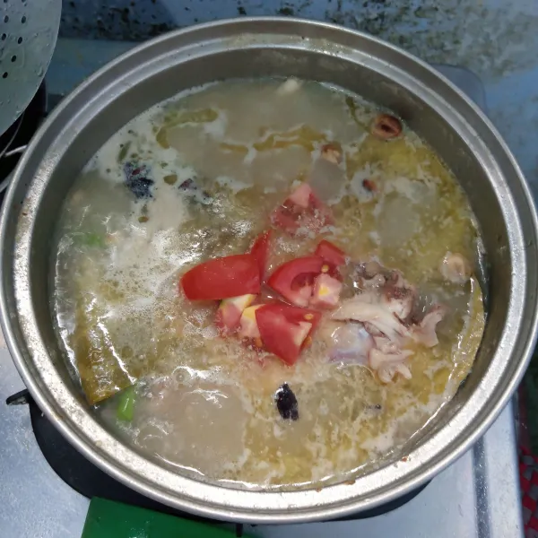 Masukan tomat. Aduk rata. Masak sebentar.