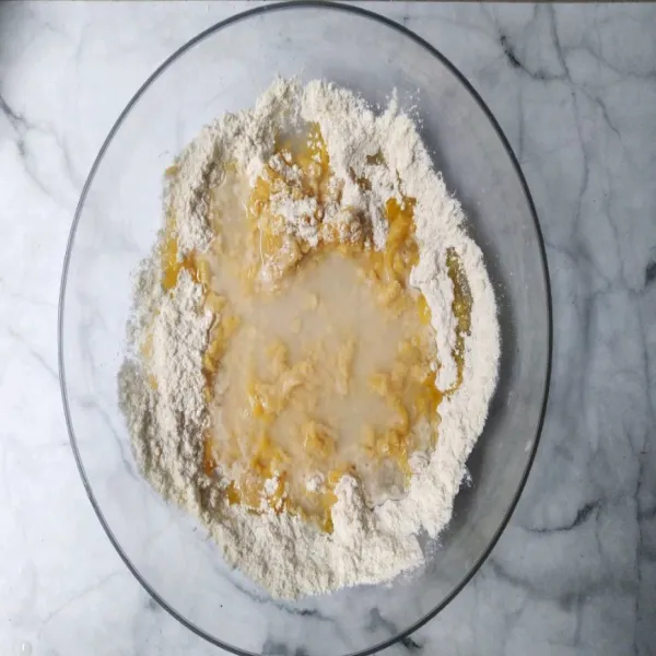 Tambahkan air secukupnya hingga kekentalan yang diinginkan.