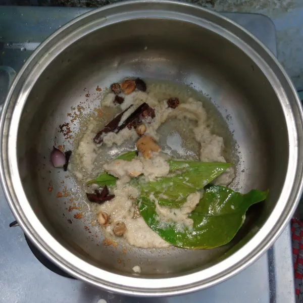 Blender bumbu sampai halus. Kemudian tumis bersama bumbu rempah sampai harum dan layu.