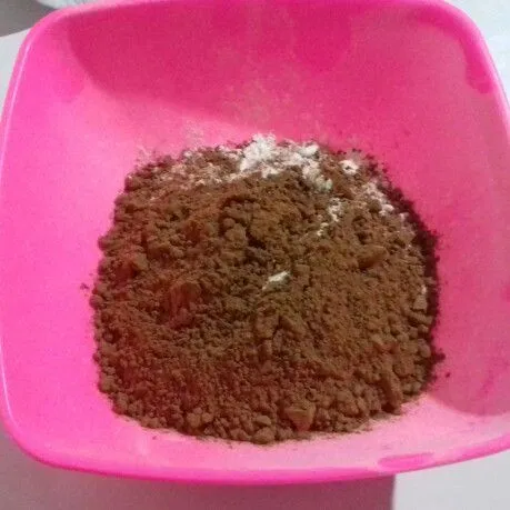 Ayak tepung terigu dan cokelat bubuk, sisihkan.