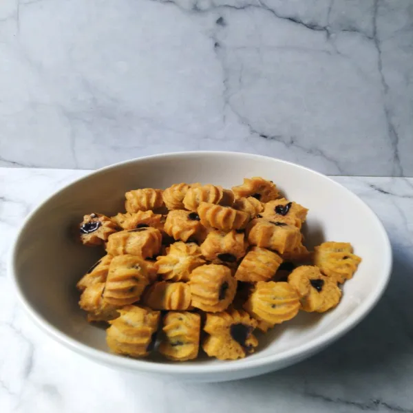 Lubangi bagian bawah sus dengan bantuan tusuk gigi, semprotkan coklat ke dalamnya (gunting ujung plastik segitiga dikit aja).