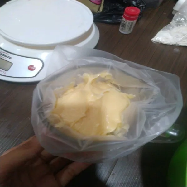 Masukan kedalam plastik segitiga. Ambil satu plastik segitiga lagi dan masukan spuit. Jadi double yah plastik segitiganya.