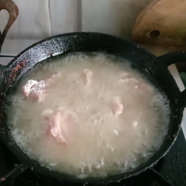 Panaskan minyak, kemudian goreng ayam hingga matang dan sisihkan.