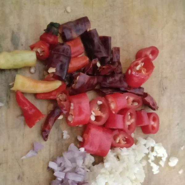 Cincang bawang merah, bawang putih, kemudian potong cabe merah kering, cabe rawit, cabe merah sesuai selera dan sisihkan.