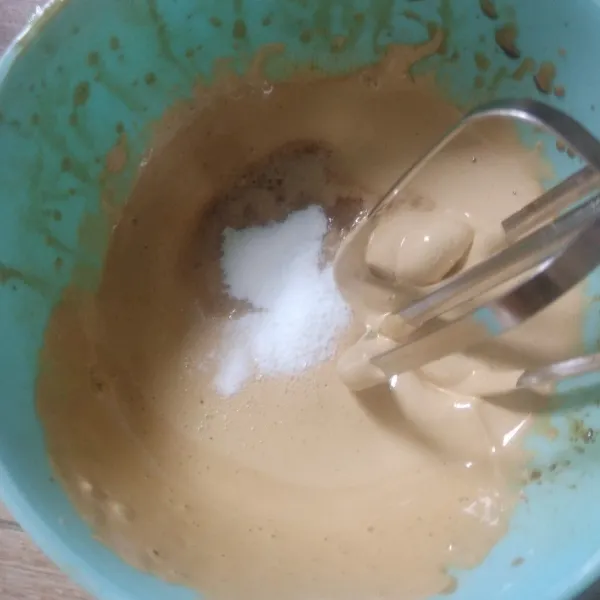 Membuat dalgona coffee: campur semua bahan kecuali bubuk jeli. Mixer sampai kaku, lalu tambahkan bubuk jeli, mixer sampai homogen.