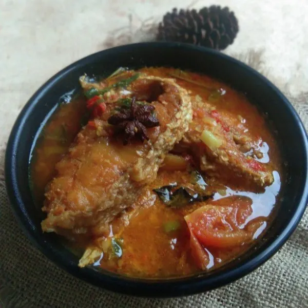 Masak hingga bawang daun layu, salin dalam mangkuk saji