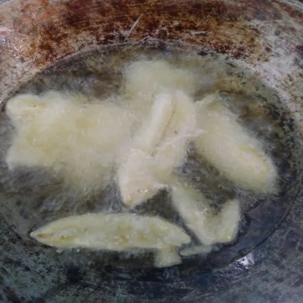 Goreng ke dalam minyak yang sudah panas. Jika sudah kuning kecoklatan, angkat dan tiriskan.