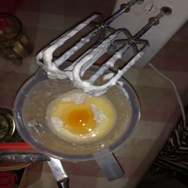 Tambahkan 1 telur lalu mixer hingga tercampur rata
