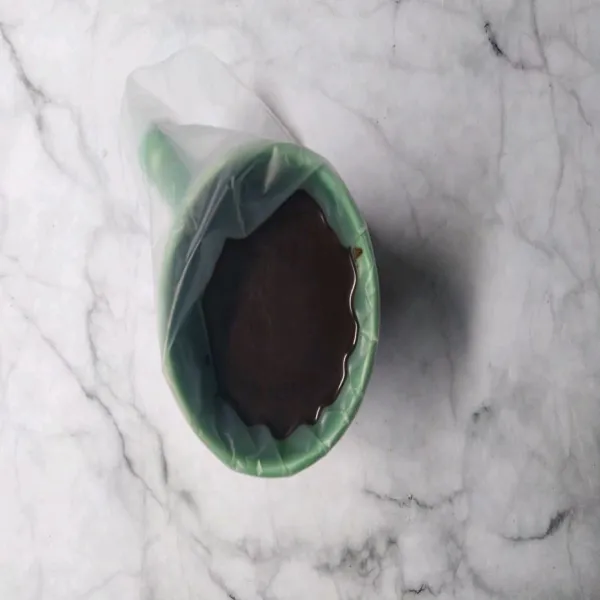 Lelehkan dcc dan minyak dengan cara double boiler. Masukan ke plastik segitiga. Ikat bagian atasnya.