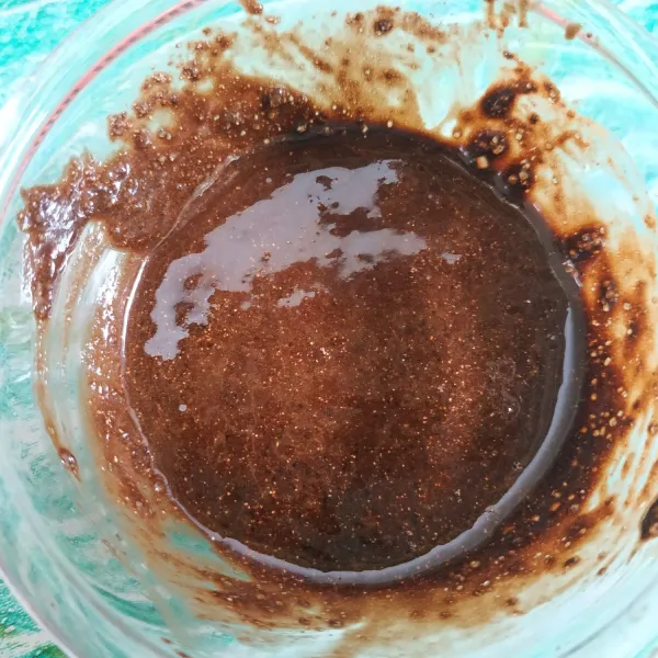Larutkan coklat beng-beng dengan air panas, aduk hingga tercampur rata dan tidak bergerindil.