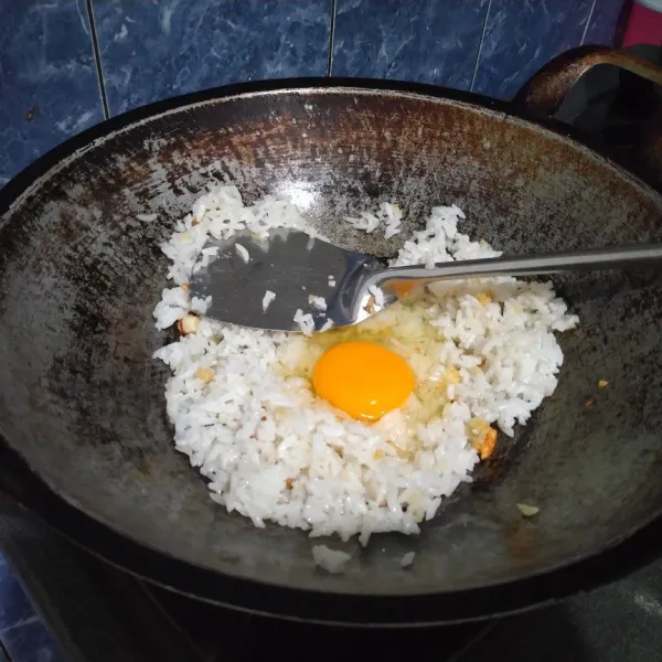 Setelah itu masukan  telur. Aduk cepat, pastikan butiran nasi tidak ada yang menggumpal.
