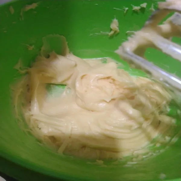 Tambahkan telur satu persatu sambil di mixer. Tambahkan juga baking powder. Mixer hingga tercampur rata.