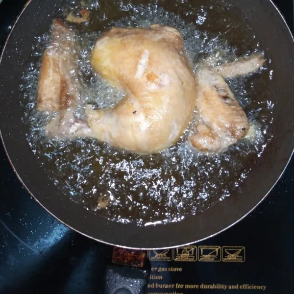 Keluarkan ayam dari kuah kemudian goreng hingga kering