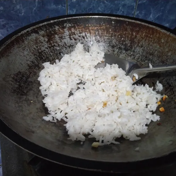Lalu masukkan nasi putih. Aduk.