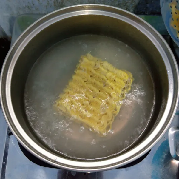 Rebus mie kuning sampai empuk. Angkat dan tiriskan.