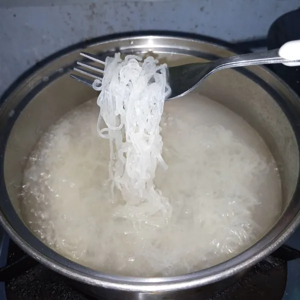 Rebus bihun sampai empuk. Angkat dan tiriskan.