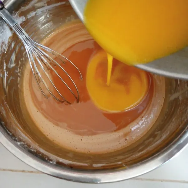 Tuang butter ke dalam adonan bertahap 3 kali. Aduk perlahan hingga rata (adonan memang cair ya)