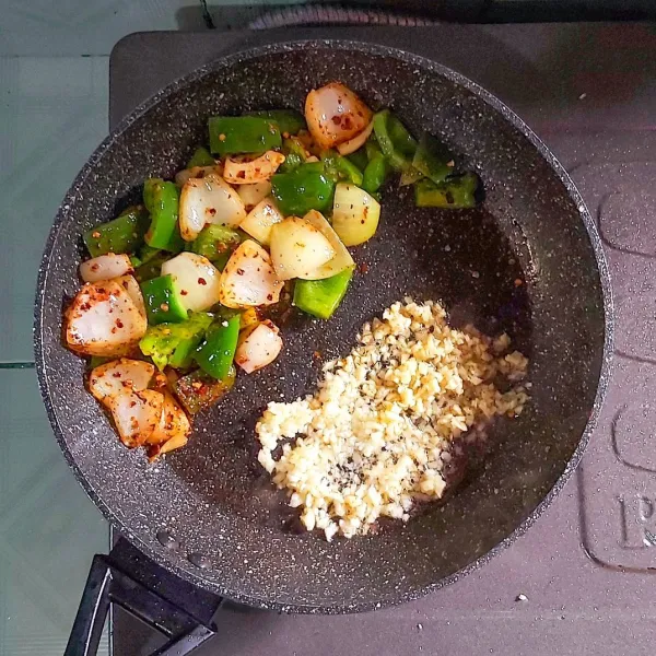 Panaskan minyak secukupnya, tumis bawang bombay dan paprika. Masukan cabai kering dan lada szechuan, aduk rata. Tambahkan jahe dan bawang putih, tumis sampai harum. Berikutnya masukan ayam tepung yang sudah digoreng.