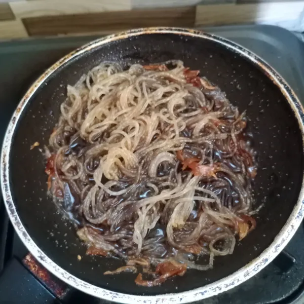 Masukan bihun, aduk rata.