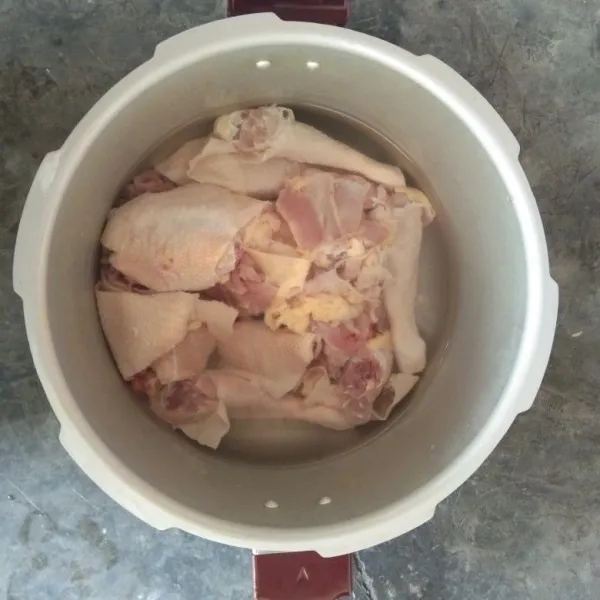 Rebus/presto ayam dengan 1 liter air hingga empuk.