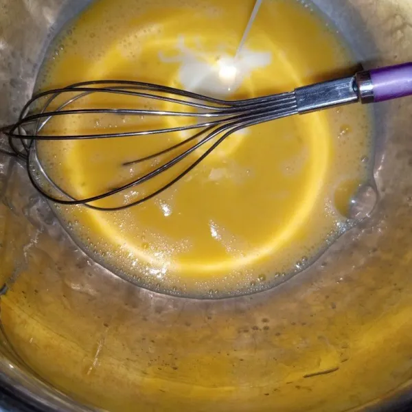 Kocok telur hingga tercampur rata menggunakan whisk kemudian tuang susu evaporasi. Aduk rata kembali.