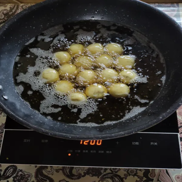 Terakhir, panaskan minyak, lalu goreng bola ubi hingga matang, angkat, tiriskan. Siap disajikan.