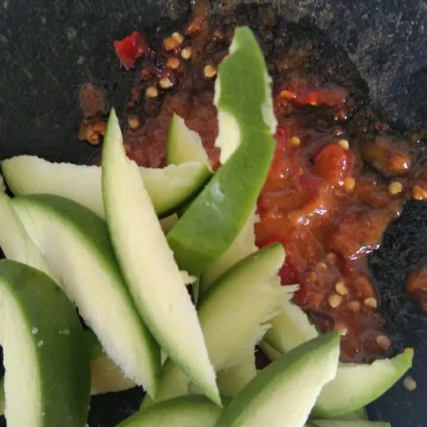 Masukan potongan mangga muda, aduk rata dengan sambal rujaknya