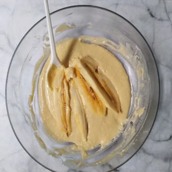 Balut pisang dengan adonan.