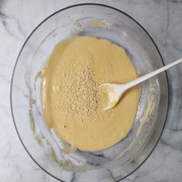 Masukan wijen. Aduk rata.