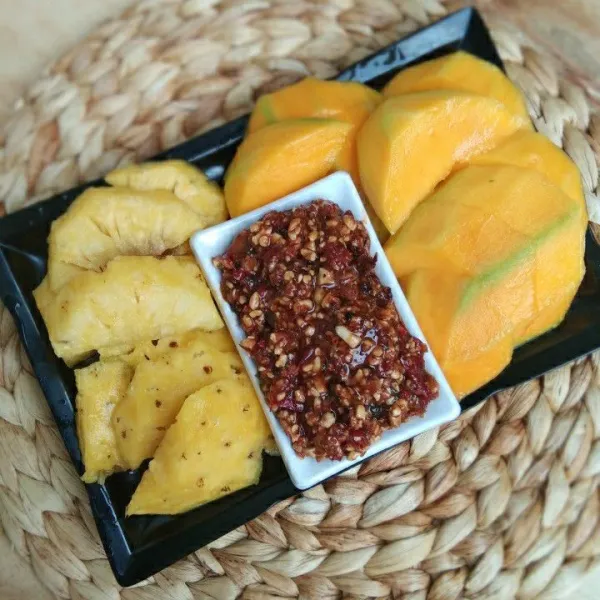 Siapkan potongan buah nanas dan mangga, sajikan dengan bumbu rujak kacang