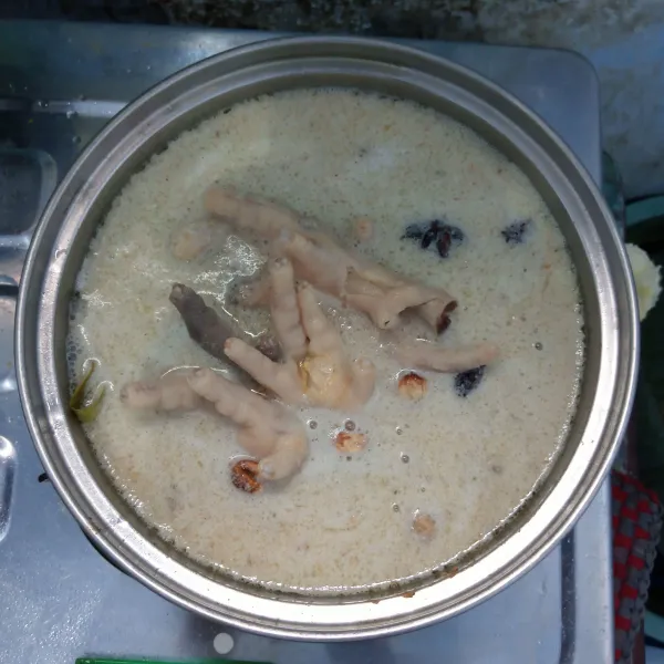 Masukan paha ayam dan ceker. Rebus sampai empuk.