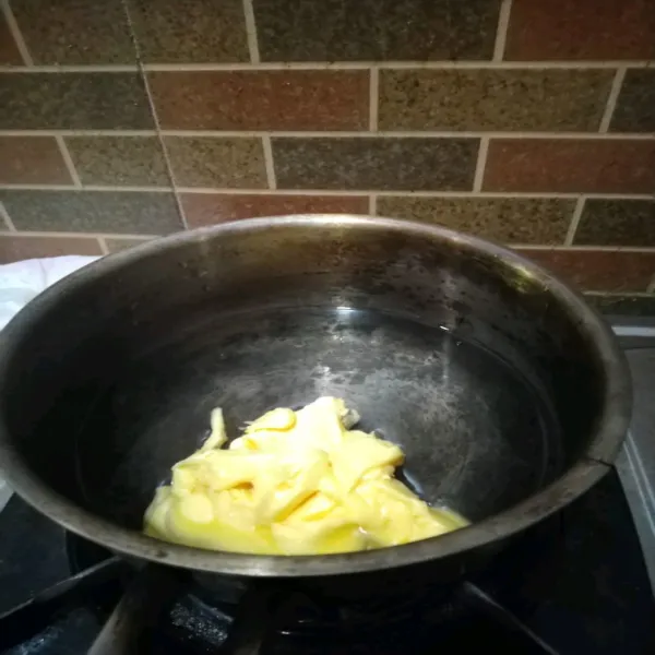 Rebus air dan margarin. Tunggu hingga margarin larut.