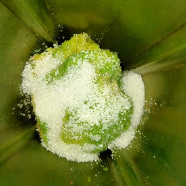 Masukkan dalam blender beri gula pasir.