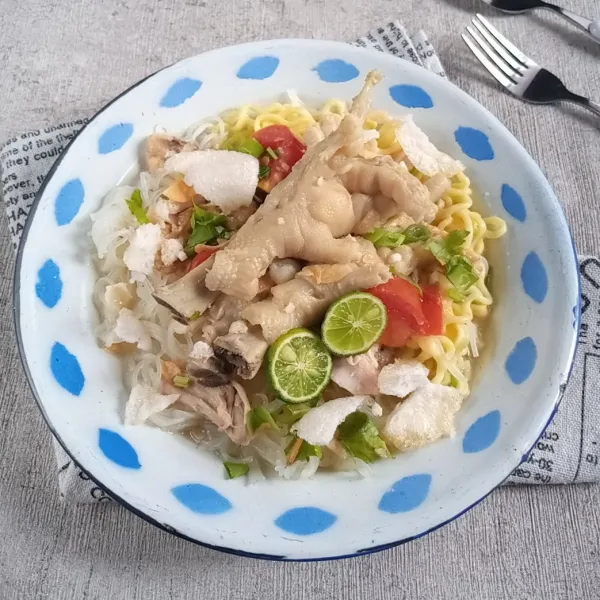 Siapkan bihun, mie kuning dan ayam suwir. Siram dengan ceker dan kuah sop. Beri taburan bawang goreng, irisan daun bawang, irisan seledri, perasan jeruk limau dan kerupuk. Sajikan.