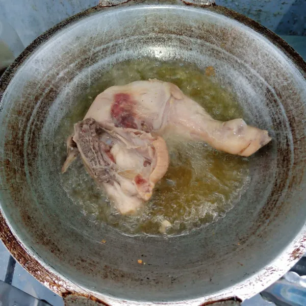 Angkat paha ayam. Tiriskan. Goreng sebentar. Kemudian suwir-suwir.
