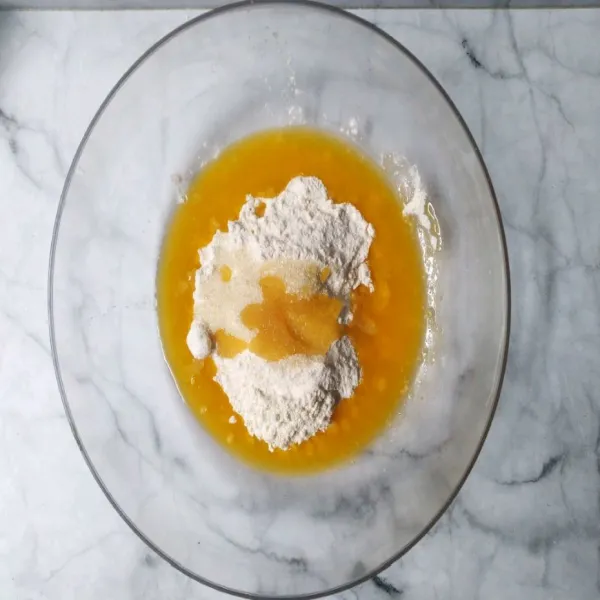 Masukan tepung terigu, maizena, gula, garam, dan margarin cair.