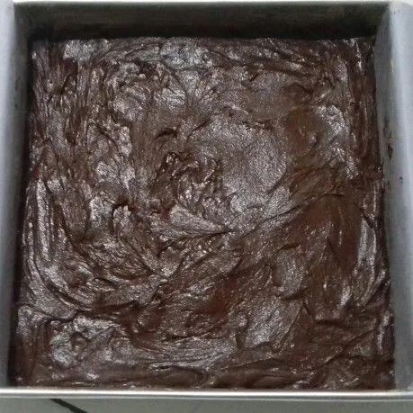 Masukkan dalam loyang yang sudah dioles margarin dan dialasi baking paper.