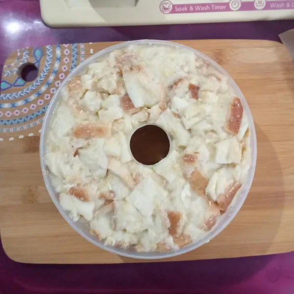 Pindahkan ke dalam loyang/cetakan yang telah diolesi minyak tipis-tipis