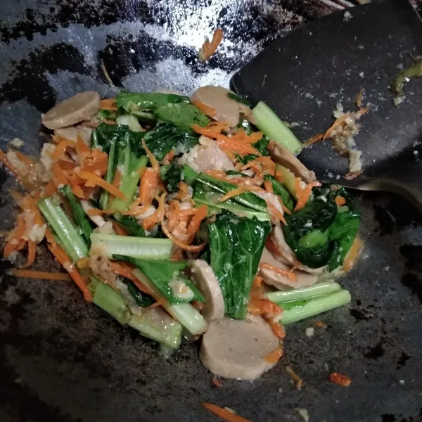 Masukkan sayuran dan bakso. Aduk dan beri air. Tambahkan garam, gula, kaldu bubuk.