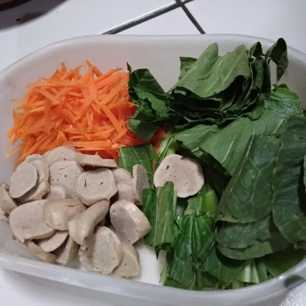 Siapkan bahan, cuci dan tiriskan.