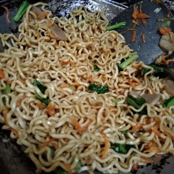 Masukkan mie, aduk rata.