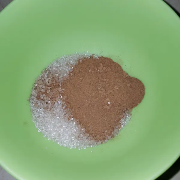 Campurkan gula pasir dan cinamon powder.