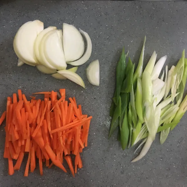 Potong bombay, wortel dan daun bawang.