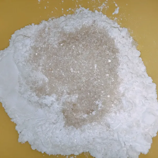 Campurkan tepung terigu, tepung kanji, tepung beras, dan gula pasir.