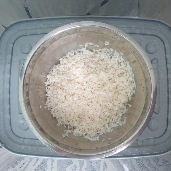 Kukus beras ketan yang sudah direndam selama 4 jam dan ditiriskan, kukus selama 20 menit.