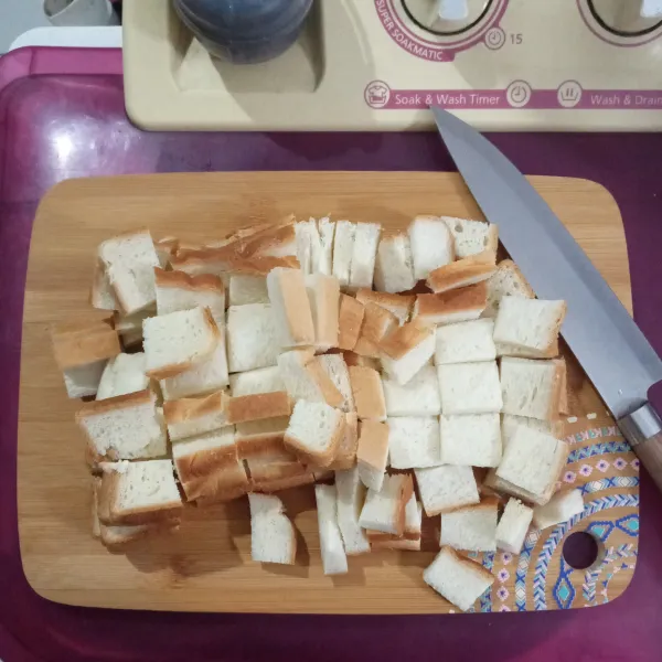 Potong dadu roti tawar, sisihkan